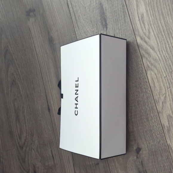 Chanel Gift Bag w/Confetti Rose Petal Design Tie Closure & Card/Sleeve - Picture 8 of 15